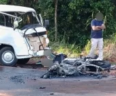 Moto pega fogo após colisão com Kombi e jovem morre na PR-317 em Toledo