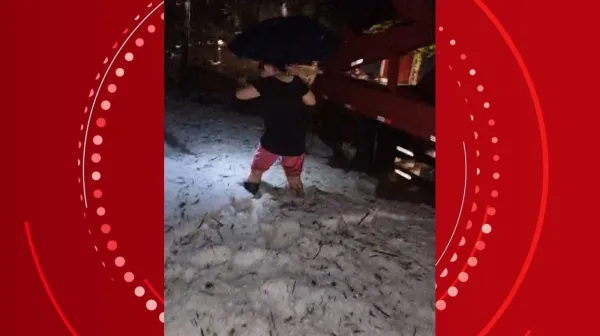 Mulher 'afunda' em granizo acumulado na calçada após temporal em Apucarana