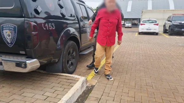 Idoso é preso após mostrar partes íntimas a alunos em Cascavel