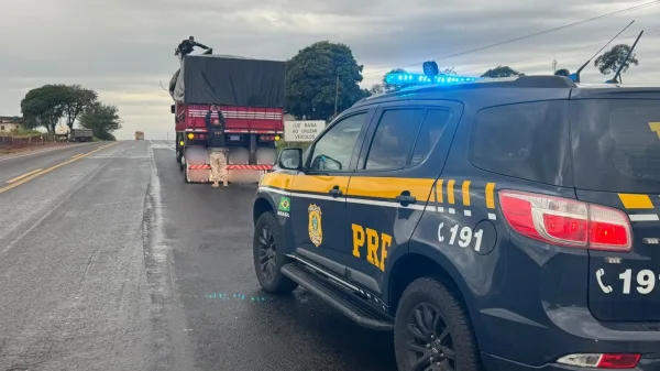 Combustível acaba e motorista é preso com carreta carregada de cigarros na BR-163, em Mercedes