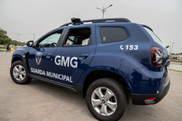 Jovem é detido após ser flagrado empinando moto perto de escolas em Guaíra
