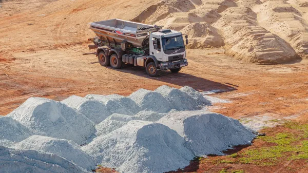 Guaíra inicia distribuição de 820 toneladas de calcário para produtores rurais
