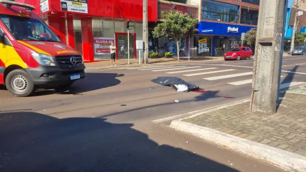 Mulher morre e homem fica em estado grave após colisão entre moto e ônibus em Cascavel