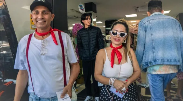 Salto del Guairá volta aos anos 80 em ação com roupas antigas, moedas e descontos de até 70%