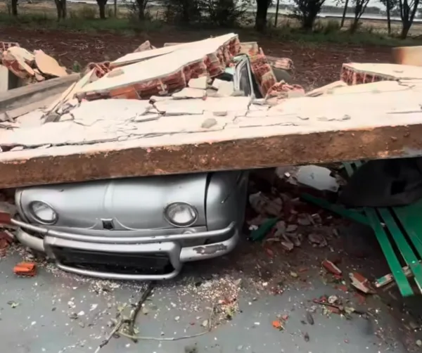 Temporal derruba barracão e danifica carros clássicos próximo ao aeroporto de Toledo
