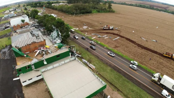 Temporal derruba barracão e danifica carros clássicos próximo ao aeroporto de Toledo