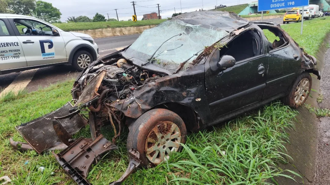 Motorista é ejetado durante capotamento e sofre ferimentos graves na PR-467, em Cascavel