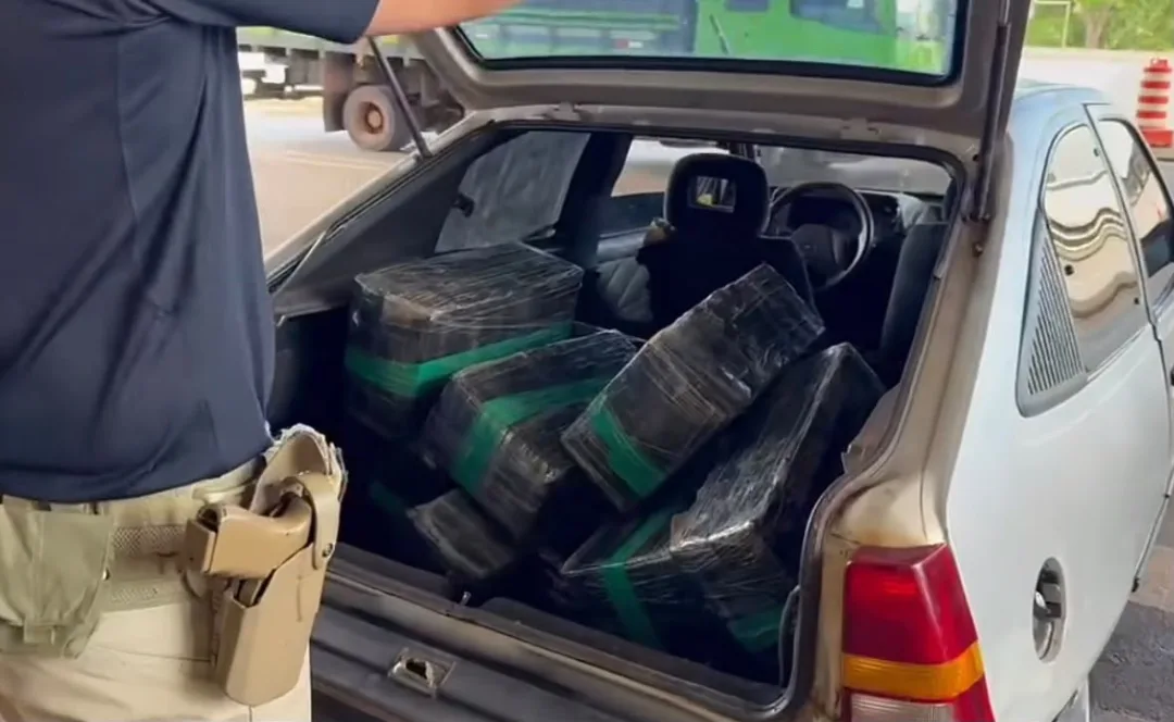 Carro com 219 quilos de maconha é apreendido pela PRF na BR-163, em Guaíra