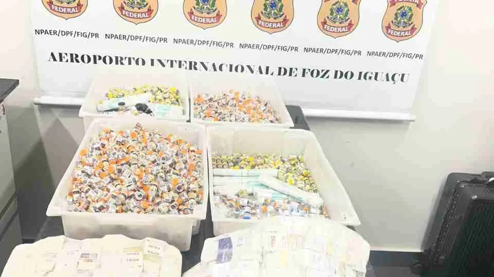PF prende dois passageiros com cerca de 1,9 mil ampolas de medicamentos no Aeroporto de Foz do Iguaçu