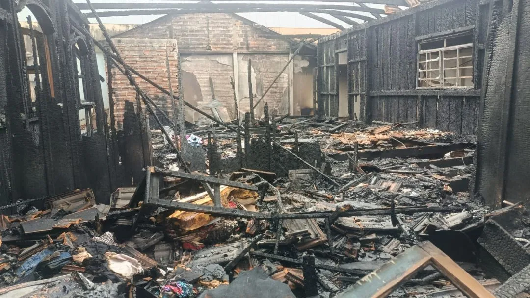 Incêndio destrói casa de madeira e casal perde tudo, em Toledo