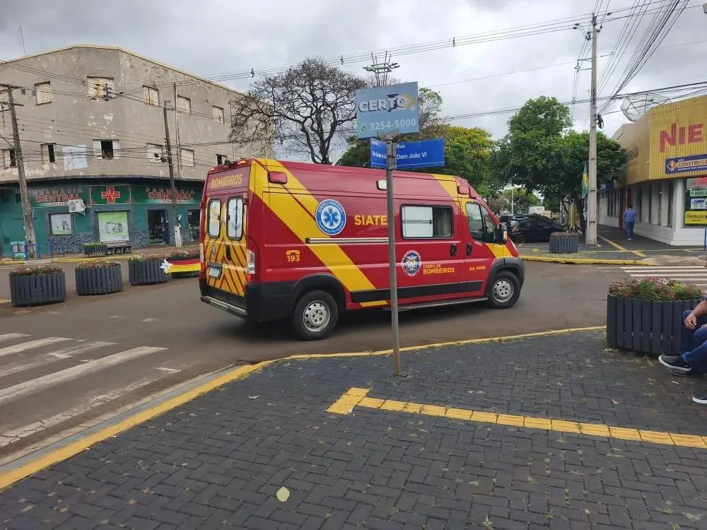 Motorista deixa local após colisão que deixou vítima ferida no centro de Marechal Rondon
