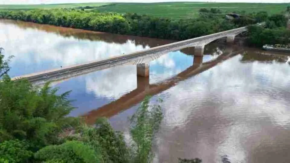 Ponte sobre o Rio Piquiri é liberada para trânsito de veículos na BR-272 entre Terra Roxa e Francisco Alves