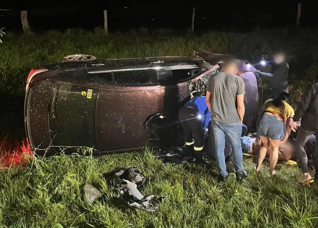 Carro capota em Salto del Guairá e passageiro fica preso no veículo