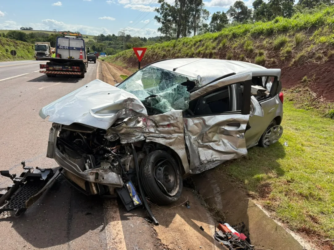 Carro fica destruído em acidente com três feridos na BR-163 entre Mercedes e Marechal Rondon