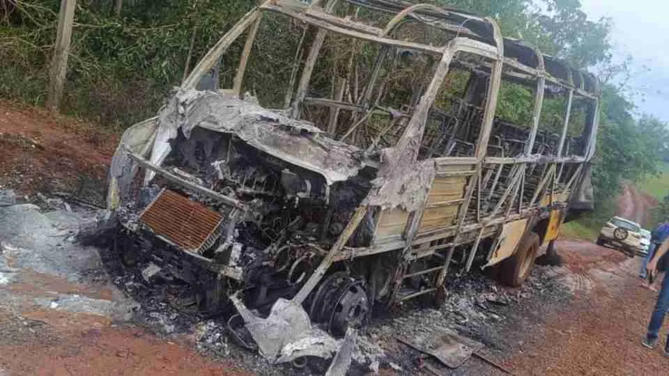 Ônibus escolar com motorista e criança pega fogo em Toledo