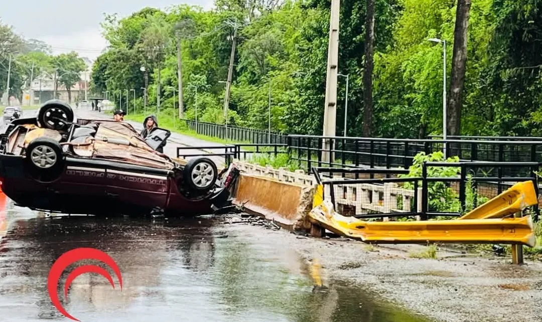 Passageiro morre e motorista fica ferido após carro bater em ponte em Foz do Iguaçu