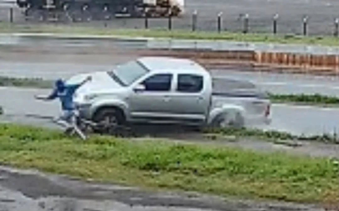 Vídeo mostra ciclista escapando por centímetros de ser atingido por Hilux capotando em Marechal Rondon