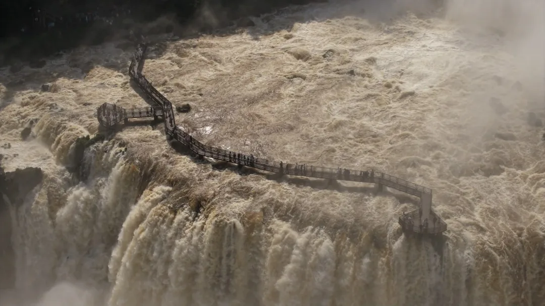 Passarela das Cataratas do Iguaçu é interditada após vazão aumentar quase seis vezes em Foz do Iguaçu