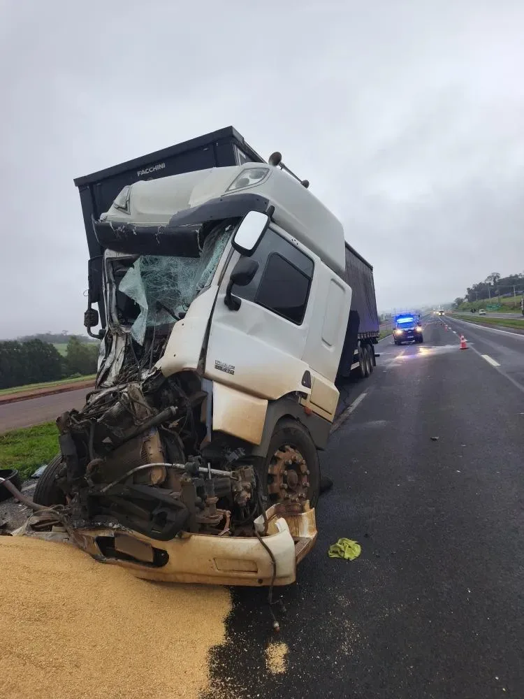 Colisão entre duas carretas deixa motorista ferido na BR-163 em Quatro Pontes
