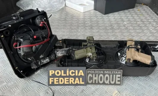 Armas escondidas em caixas de som são apreendidas pela Polícia Federal em Cascavel