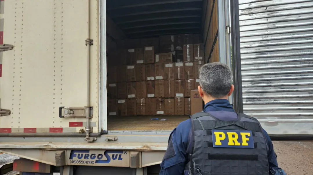 PRF apreende caminhão carregado com cigarros em Mercedes