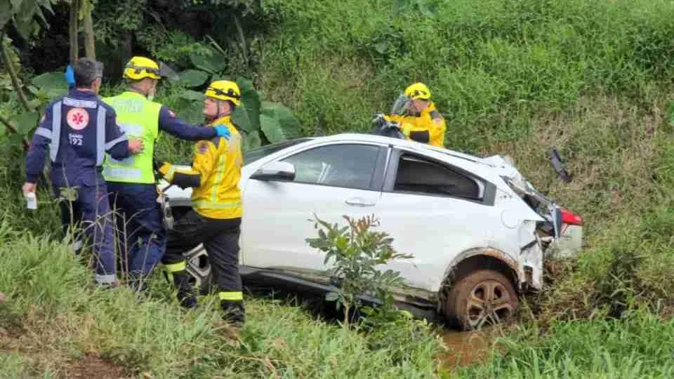 Acidente entre carro e caminhão mata duas crianças e uma mulher na BR-163