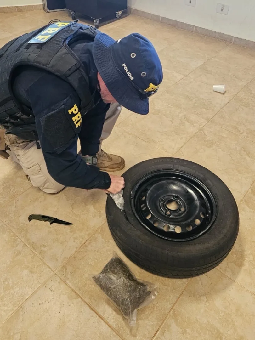 Dupla é presa transportando skunk no estepe de carro em Guaíra