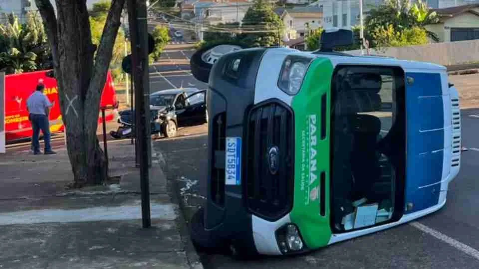 Van da Saúde de Nova Laranjeiras tomba após forte batida em Cascavel