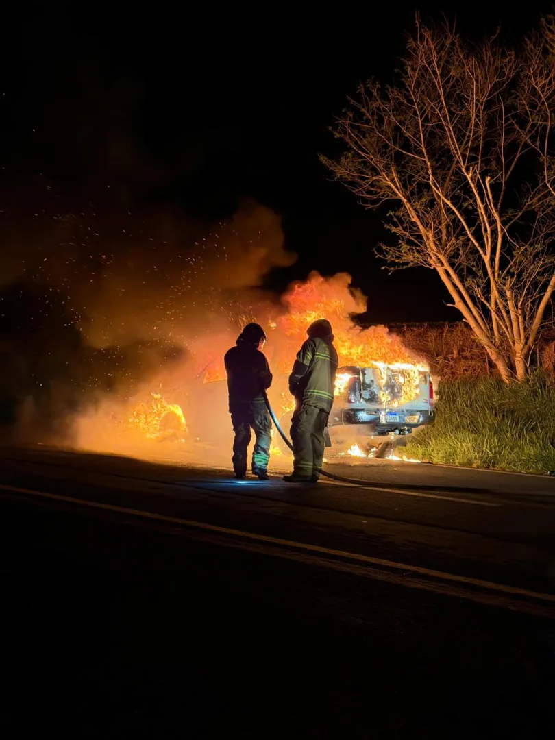Quatro cascavelenses escapam ilesos de caminhonete em chamas na PR-317, em Toledo