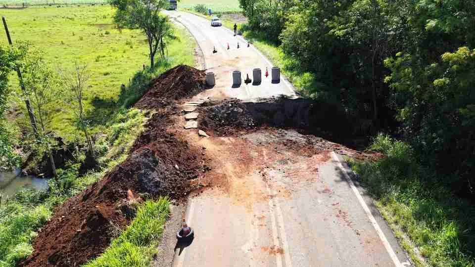 PR-592 segue interditada há uma semana em Nova Prata do Iguaçu e obras emergenciais ainda não começaram