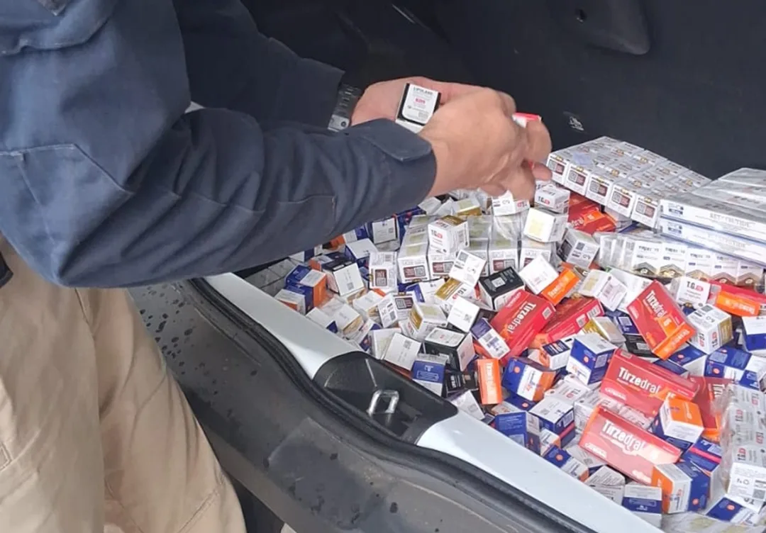 PRF apreende medicamentos estrangeiros em carro de escolta armada na BR-277, em Cascavel