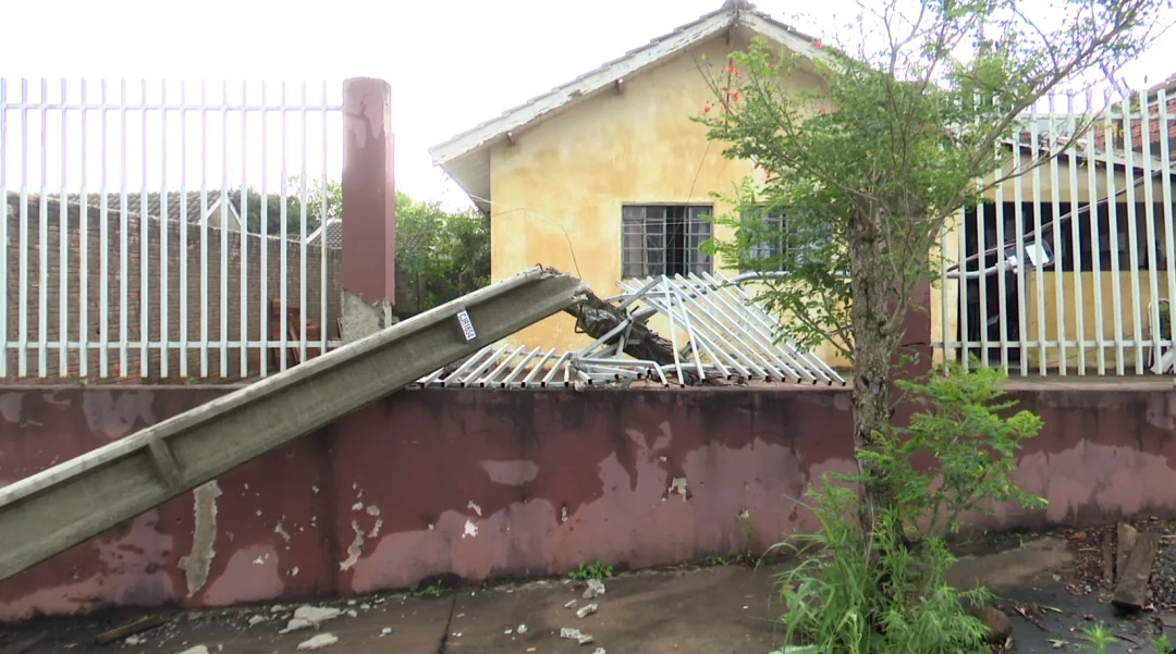 Temporal no Paraná derruba postes, causa estragos em casas e deixa mais de 30 mil imóveis sem energia na região Norte