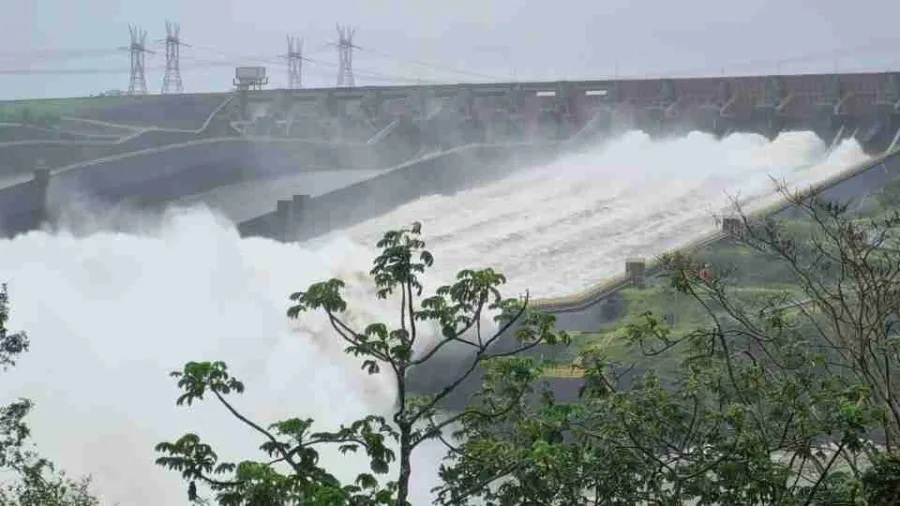 Itaipu volta a abrir uma calha do vertedouro nesta segunda-feira (26)