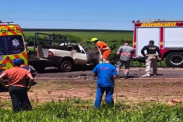 Colisão frontal entre Strada e carreta deixa um morto e outro ferido na BR-163 em Naviraí