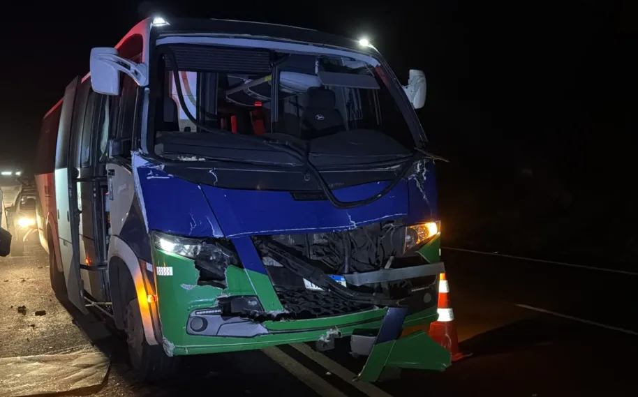 Ônibus da Saúde de Capanema colide com caminhão na PR-182 em Ampére