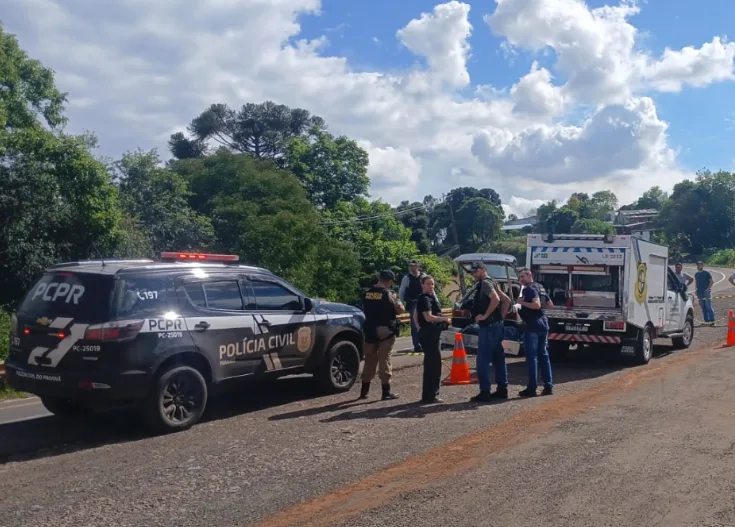 Após denúncia, polícia encontra casal transportando corpo em porta-malas de carro no Paraná