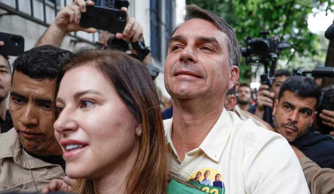 PF esclarece que Flávio Bolsonaro não é considerado foragido após viagem aos EUA