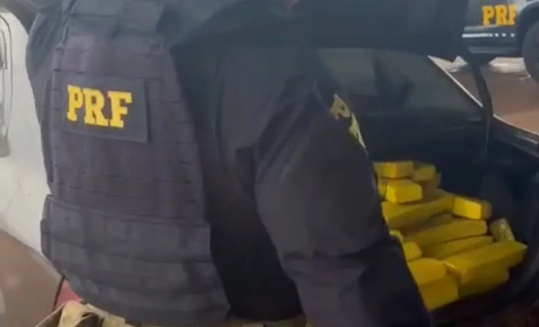 PRF e Denarc apreendem 550 kg de maconha após perseguição na BR-277 em Cascavel