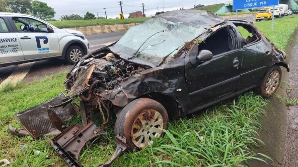 Motorista é ejetado durante capotamento e sofre ferimentos graves na PR-467, em Cascavel