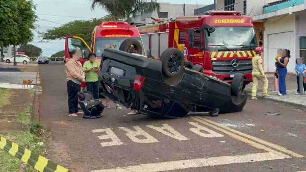 Carro capota após batida em frente à escola e seis pessoas são atendidas em Cascavel