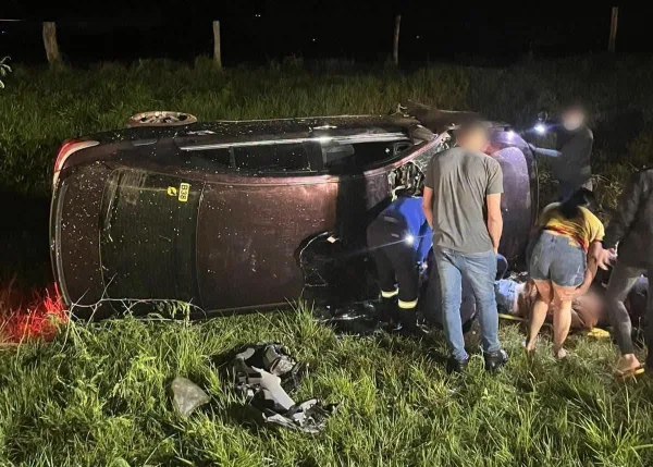 Carro capota em Salto del Guairá e passageiro fica preso no veículo