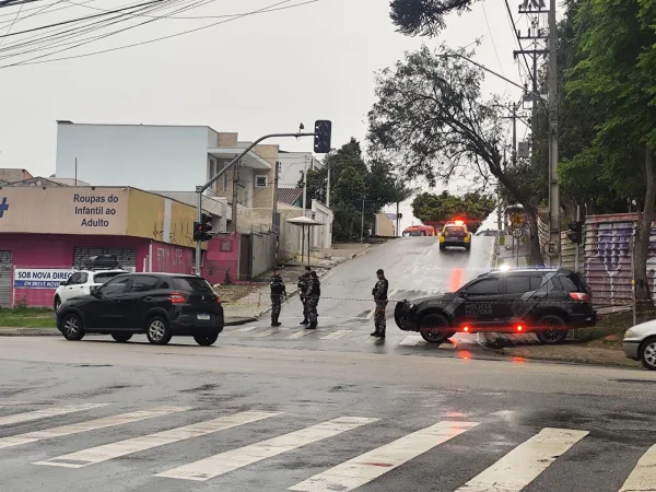 Homem armado com faca invade CMEI e mantém crianças reféns em Curitiba