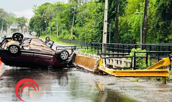 Passageiro morre e motorista fica ferido após carro bater em ponte em Foz do Iguaçu