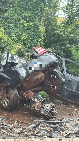 Carro na contramão bate de frente com bitrem carregado de álcool e motorista morre em Juranda