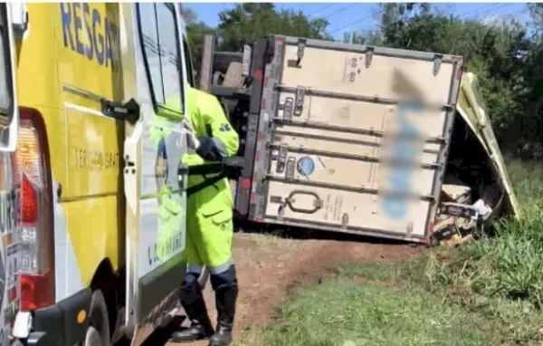 Carreta tomba na BR-163 na saída de Marechal Rondon para Mercedes