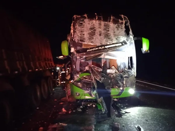 Motorista de ônibus morre e três passageiros ficam feridos após colisão com carreta na BR-376