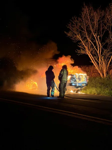 Quatro cascavelenses escapam ilesos de caminhonete em chamas na PR-317, em Toledo