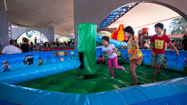 Brinca Guaíra reúne crianças e famílias e marca entrega de parque infantil na Praça Duque de Caxias