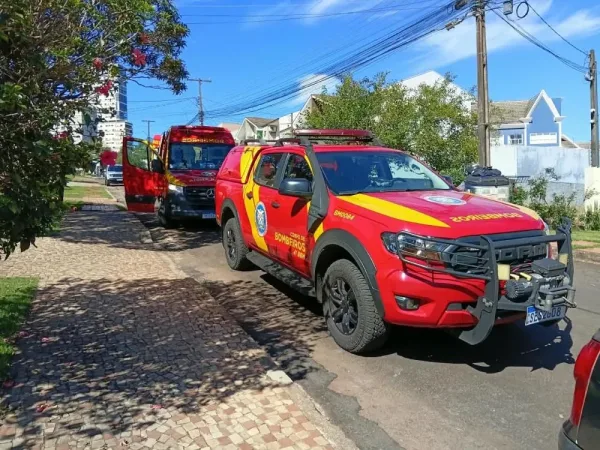Homem de 65 anos cai de telhado e fica gravemente ferido em Cascavel