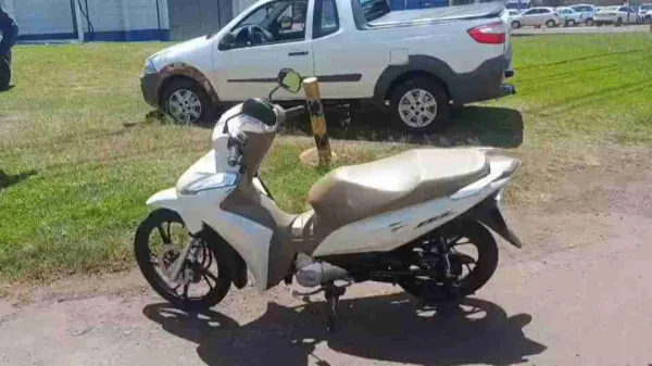 Motociclista de 50 anos fica ferida em batida com picape na saída de Toledo